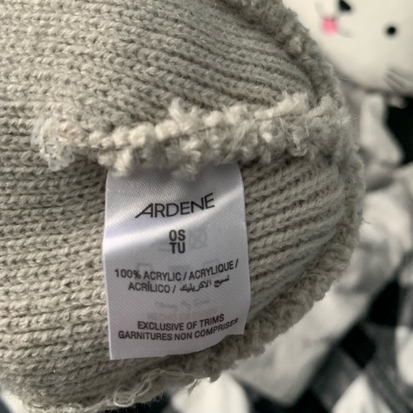 Beige winter hat - Picture 3 of 3